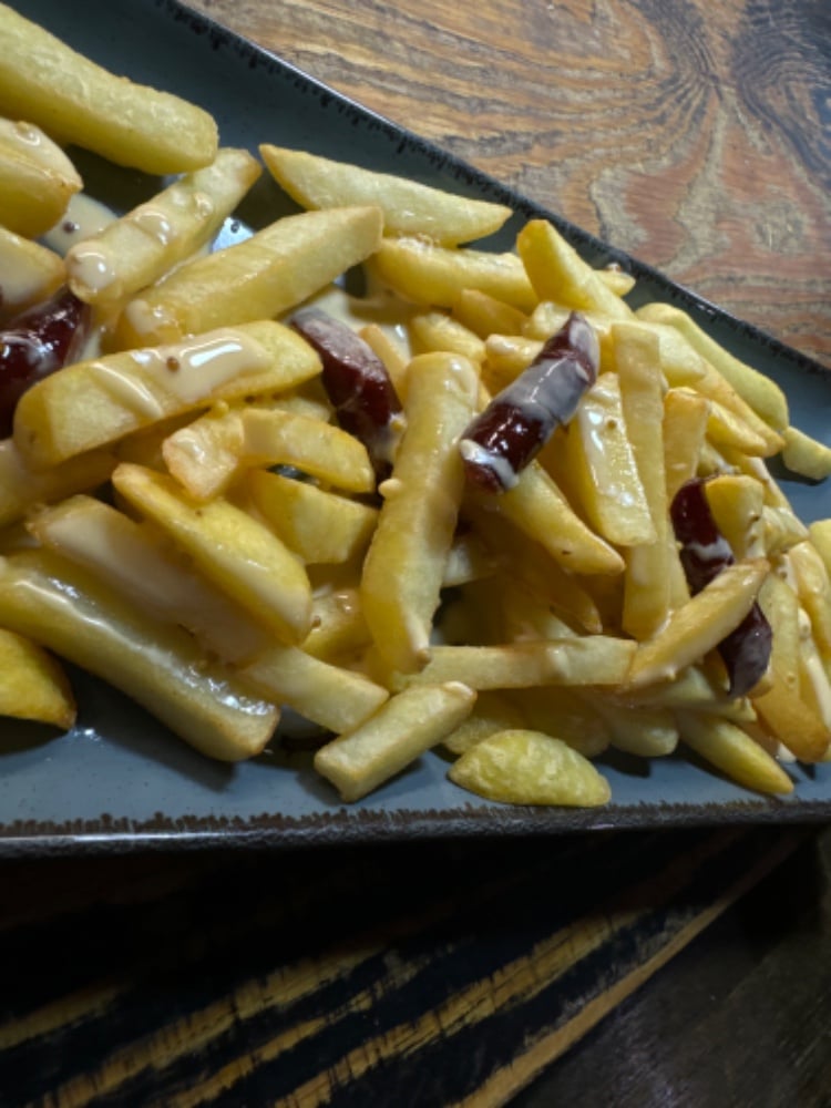 Картопля фрі з мисливською ковбаскою та сирним соусом