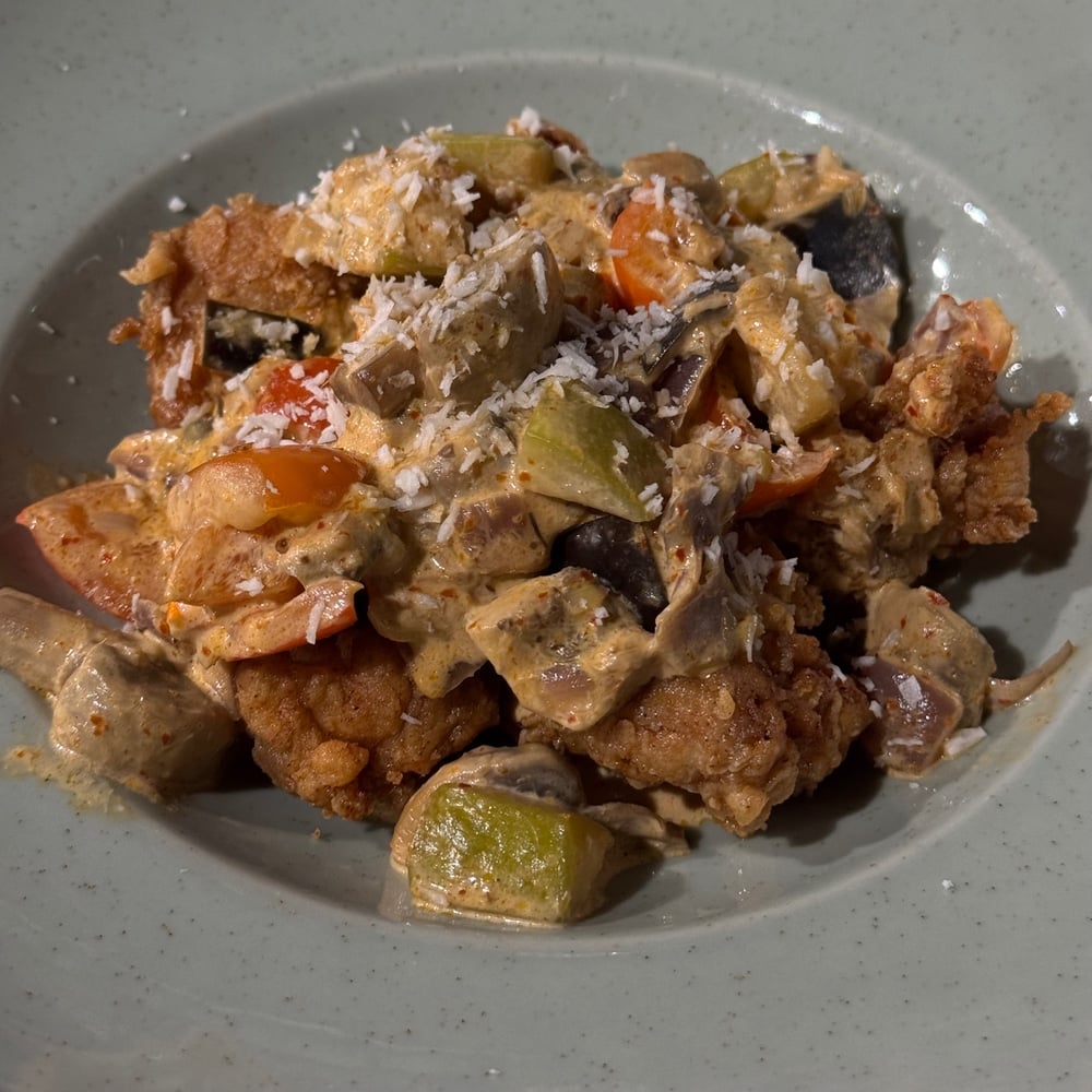 Хрустка курка в пасті карі з овочами