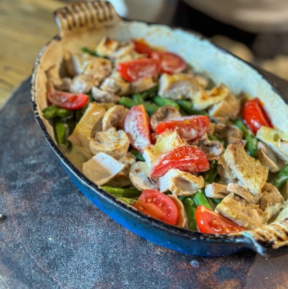 Пательня з куркою, спаржевою квасолею та сиром брі