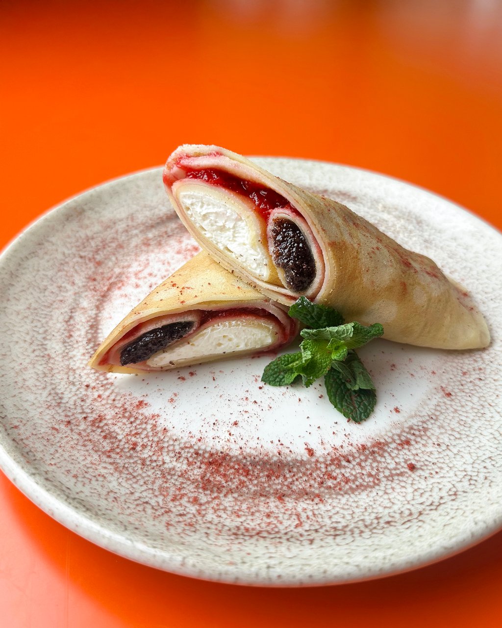 Млинці з вишнею, маком та крем-сиром 