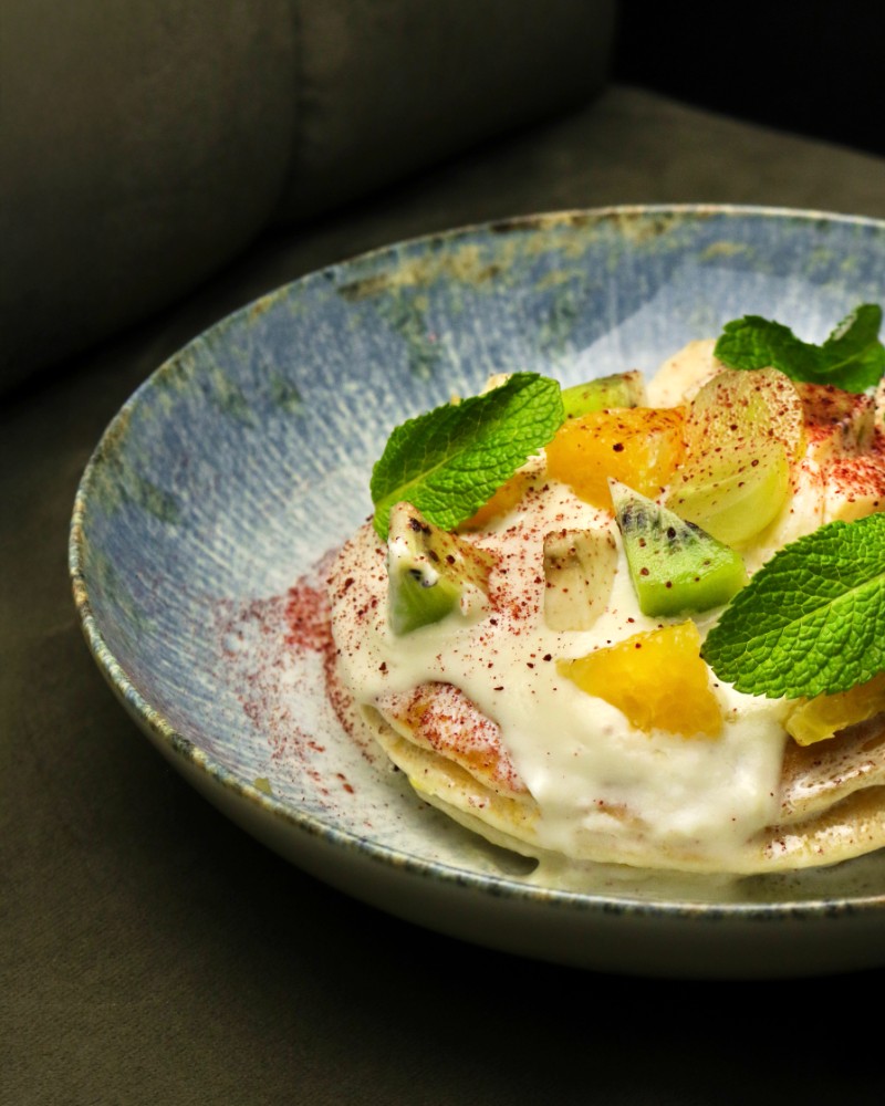 Панкейкі з ніжнім кремом та фруктами