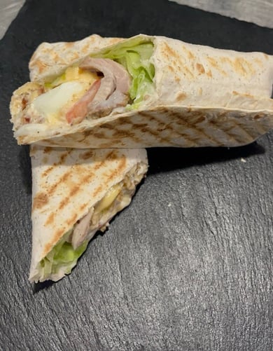 Шаурма ЦЕЗАР (500г, цільнозерновий лаваш, курячий шашлик, сир твердий, салат, помідор, яйце куряче, цибуля кранч)