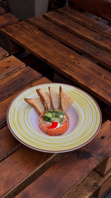 Салат з лососем та авокадо