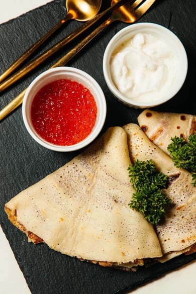 PLAIN CREPES WITH RED CAVIAR