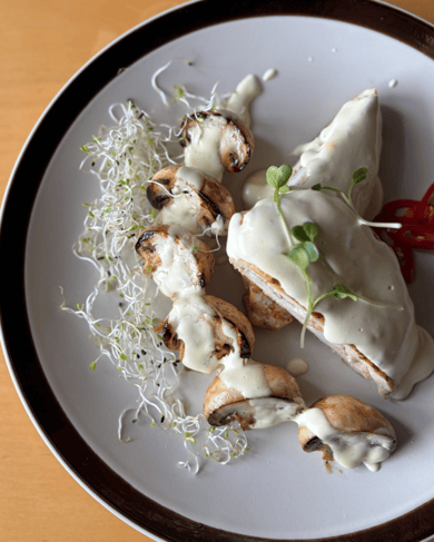 Куряче філе з креветками під вершково-сирним соусом, 270 г.