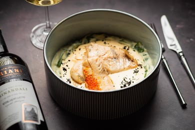 Філе судака запечене в хоспері зі шпинатом, пюре та сирним соусом