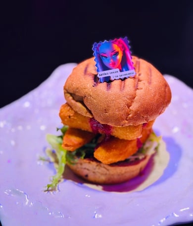 Чікен-бургер з ягідним соусом