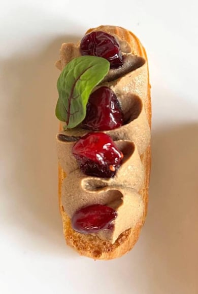 Еклер з паштетом з курячої печінки з журавлиною