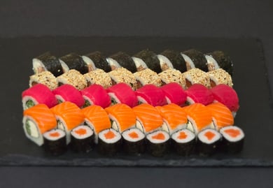 Сет :ідеальний вечір 40 шт (1 кг 320 гр)-( ціна: без знижки 1500 грн, зі знижкою 750 грн)