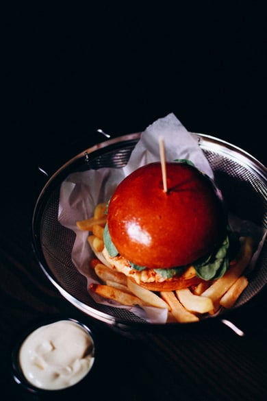 Бургер з мідіями, руколою у сирному соусі та кранч цибулею