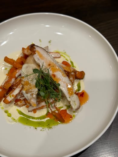 Курячий стейк з бататом фрі і сирним соусом