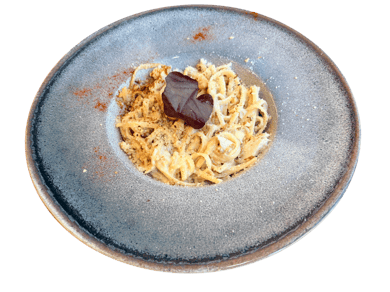 Паста з куркою та грибами під горіховим соусом