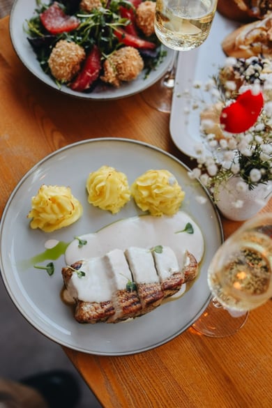 Філе індички під сирним соусом з запеченим картопляним пюре