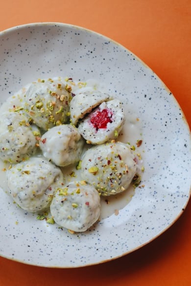 Ліниві вареники з вишнею і кокосовим соусом