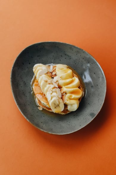 Бананові панкейки з заварним кремом та кленовим соусом