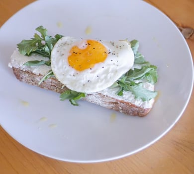 Toast con queso ricotta y arugula