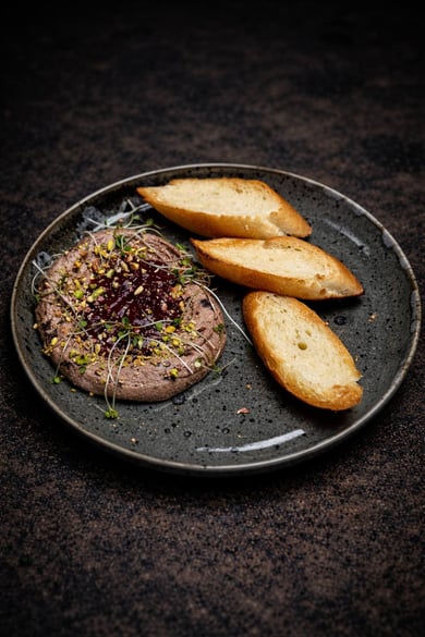 Пате з курячої печінки з малиновим соусом