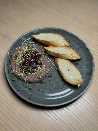 Паштет з курячої печінки з малиновим соусом