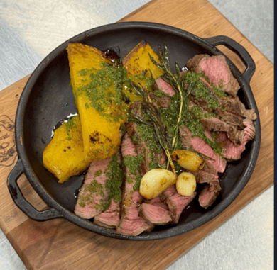 Фланк стейк з чімічурі та запеченим гарбузом