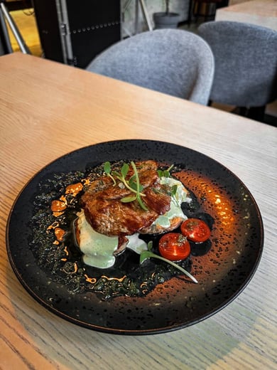 Стейк свинний на топченій картоплі з соусом тар-тар  