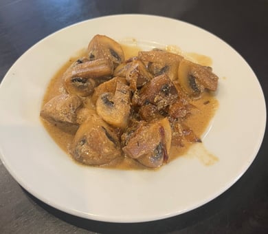 Печериці в сметанковому соусі . 100г