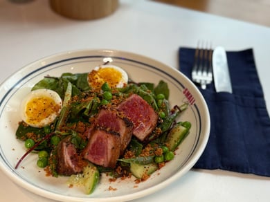 Салат з тунцем татакі і спаржею