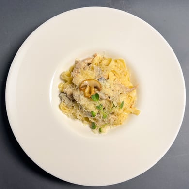 Паста з куркою та грибами