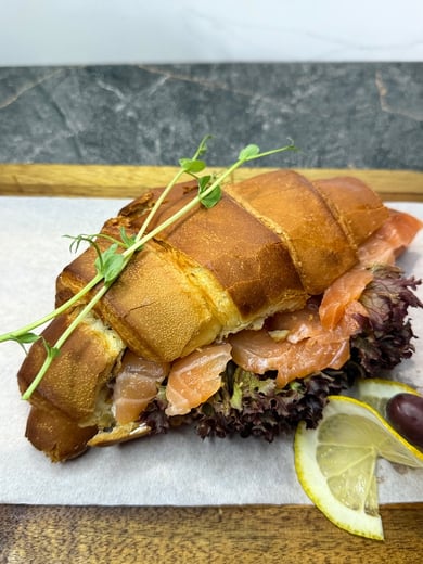 Круасан з лососем