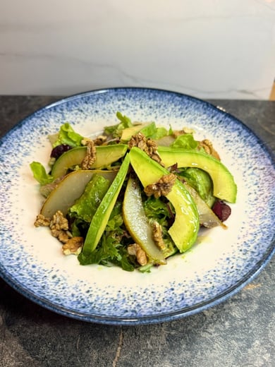 Салат із винною грушею та авокадо