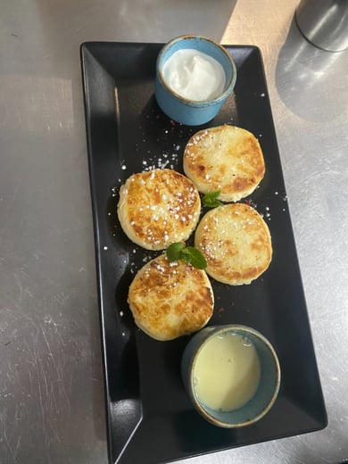 Сирники зі сметаною та згущеним молоком