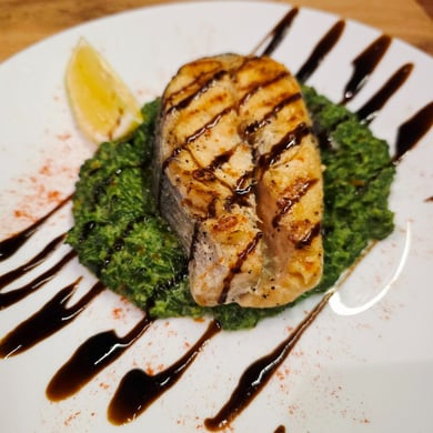 Стейк з форелі у вершковому соусі зі шпинатом