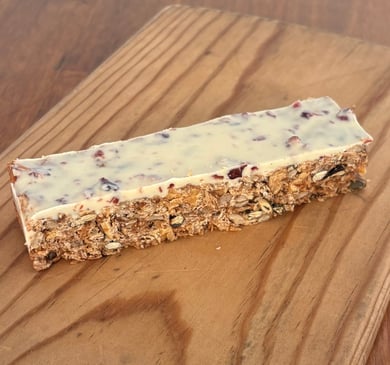 Barrita de granola casera con chocolate blanco y arandanos (v)
