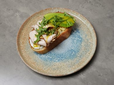 Авокадо-скрембл тост з курчам