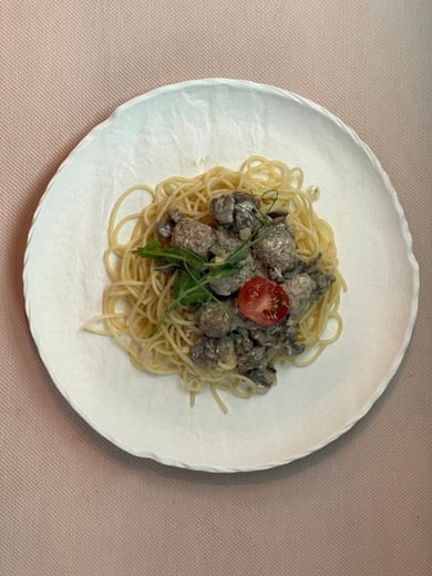 Спагетті з мітболами у вершково-грибному соусі