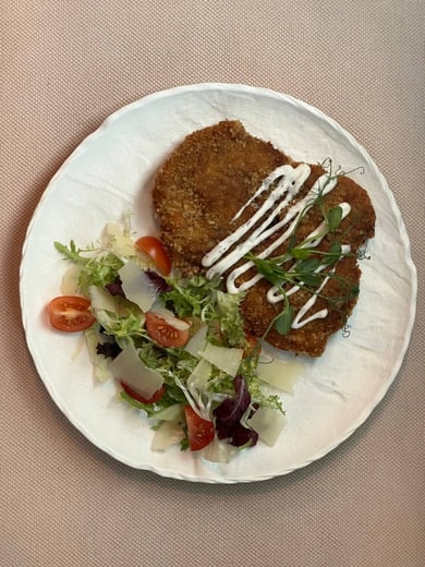 Шніцель курячий із салатом