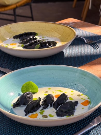 Равиоли с лососем 500гр с соусом с каперсами и укропом 200