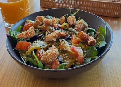 Салат з грушею і креветкою в темпурі 300г