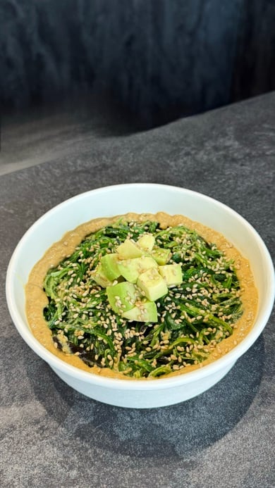 Салат з маринованими водоростями та авокадо (210г)