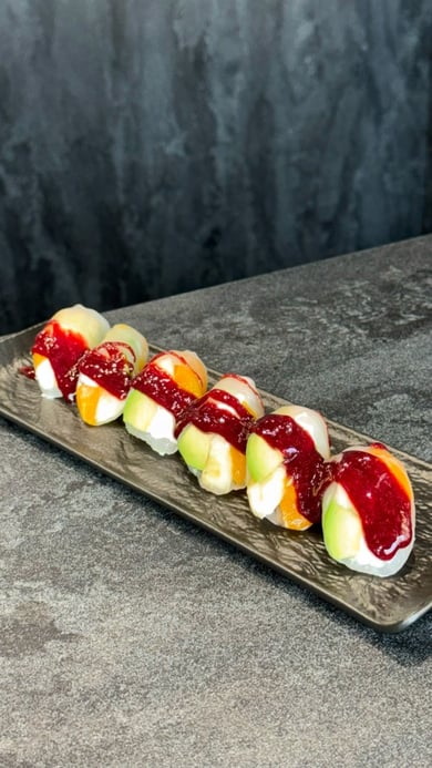 Спрінг-рол з манго та ягідним соусом (200г)