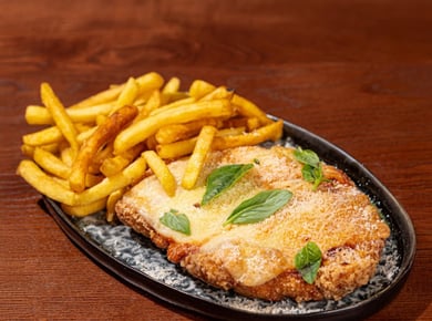 Чікен пармеджана з картоплею фрі