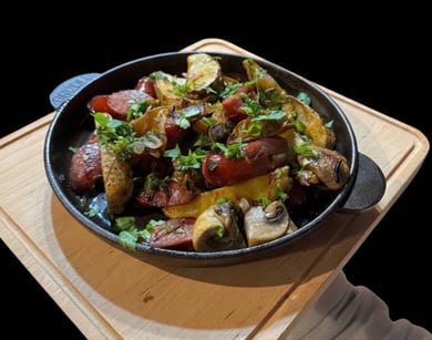 Пательня з мисливськими ковбасками