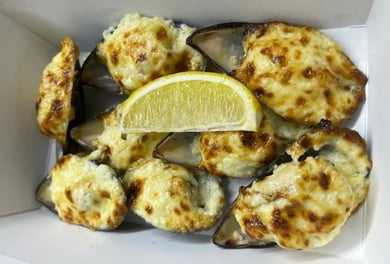 Мідії запечені з пармезаном та щучою ікрою (7 шт)