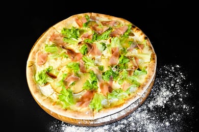 Піца з грушкою та хамоном