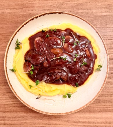 Печінка з печерицями у вині з картопляним пюре