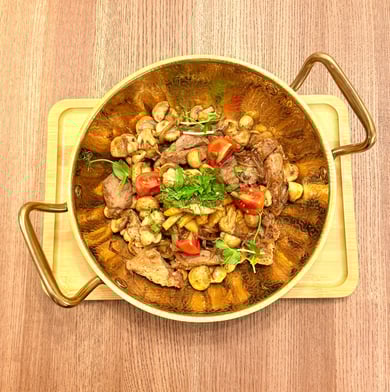 Пательня зі свинним ошийком, печерицями та рум’яною картоплею