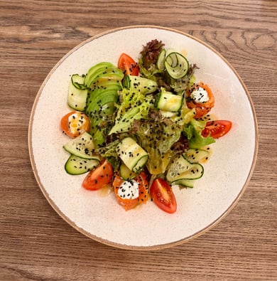 Зелений салат з лососем та авокадо