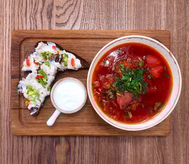 Борщ із запеченим реберцем, салом та сметаною