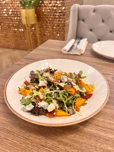 Салат з печеним гарбузом та блакитним сиром