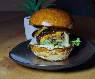 Бургер з томленими яловичими щічками та картопляні діпи